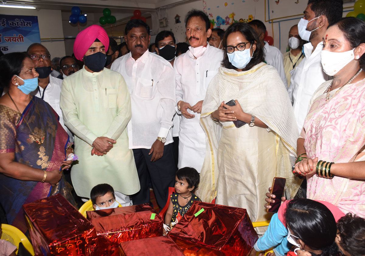 Congress Party Leaders Paying Tribute to Bharat Ratna Former Prime Minister Rajiv Gandhi on his Birth Anniversary.
