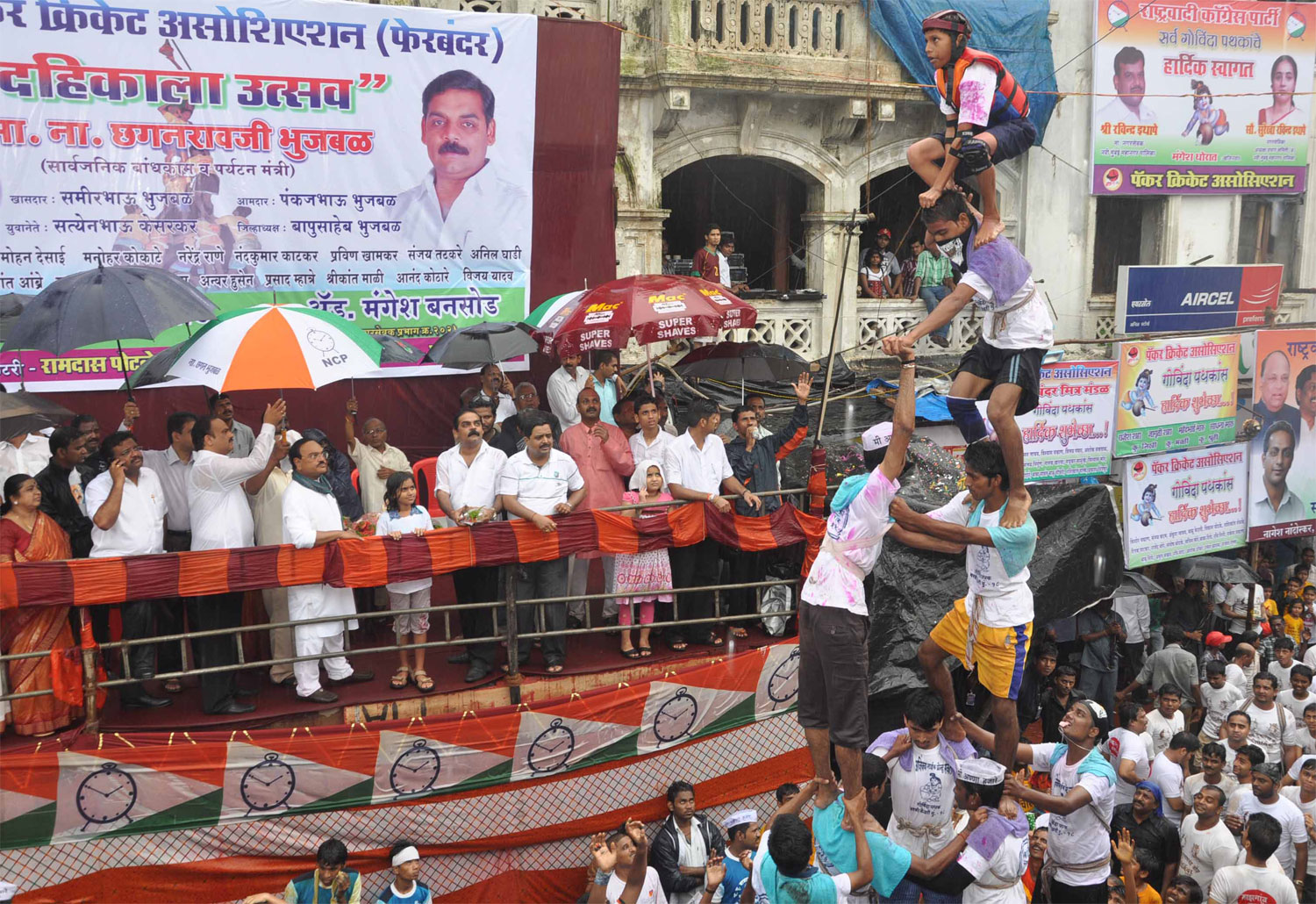 GOVINDA CELEBRETION IN MUMBAI ON OCCASION PWD MINISTER CHAGAN BHUJBAL AT BYCULLA GHODAPDEV.