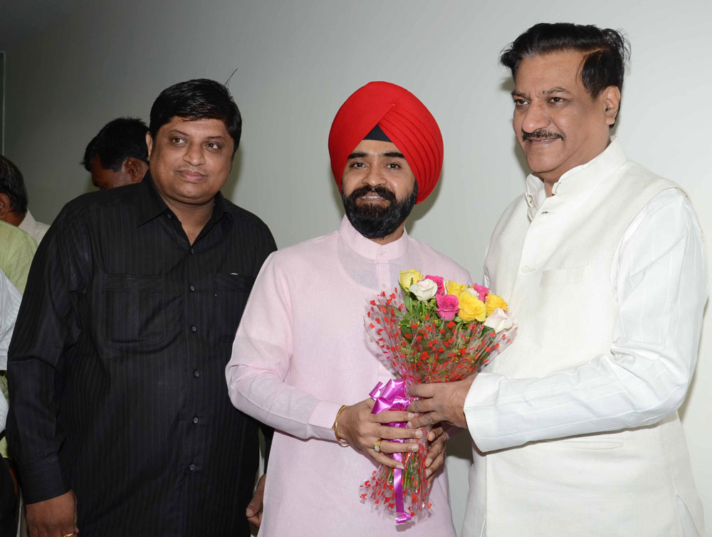 CHIEF MINISTER PRITHVIRAJ CHAVAN & MLC.CHARAN SINGH SAPRA AT VARSHA BUNGLOW.