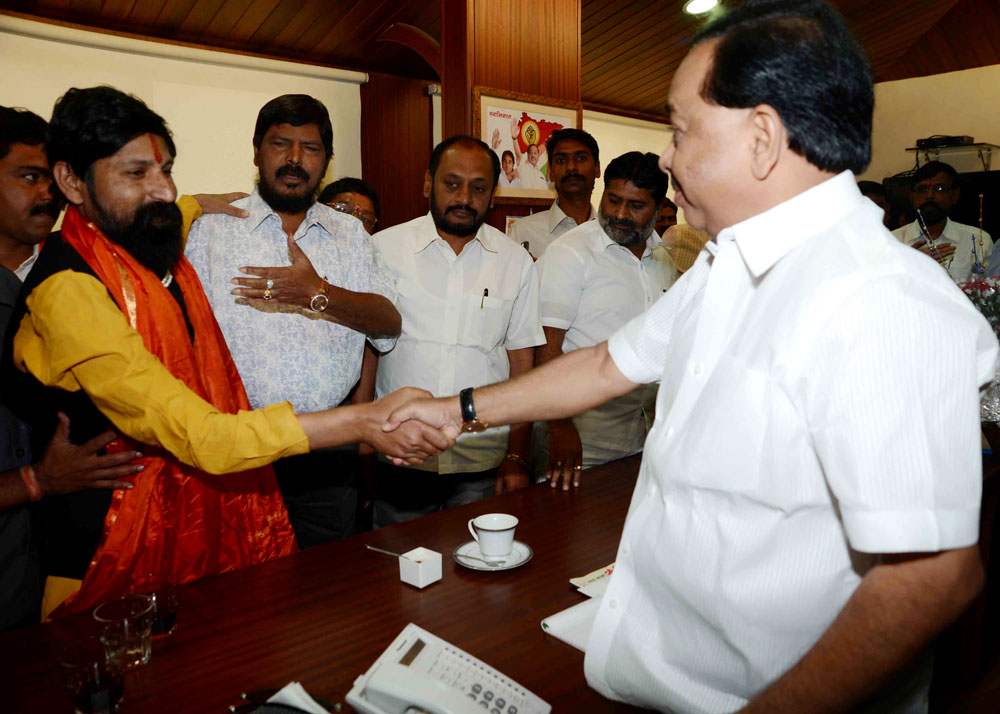 RPI LEADER RAMDAS ATHAWALE & MINISTER NARAYANRAO RANE MEETS AT NYANESHWARI BUNGLOW MALBAR HILL.