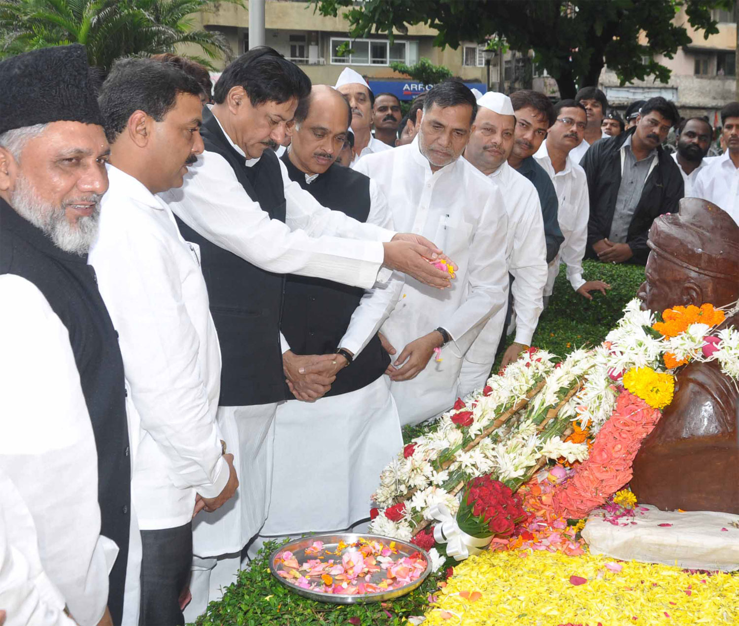 C M PRITHVIRAJ CHAVAN,MPCC PRESIDENT MANIKRAO THAKRE & MLA-MRCC PRESIDENT KRIPASHANKAR SINGH TRIBUTE TO LATE LOKMANYA BAL GANGADHAR TILAK ON HIS DEATH ANNIVERSARY AT GIRGAON CHOWPATI.