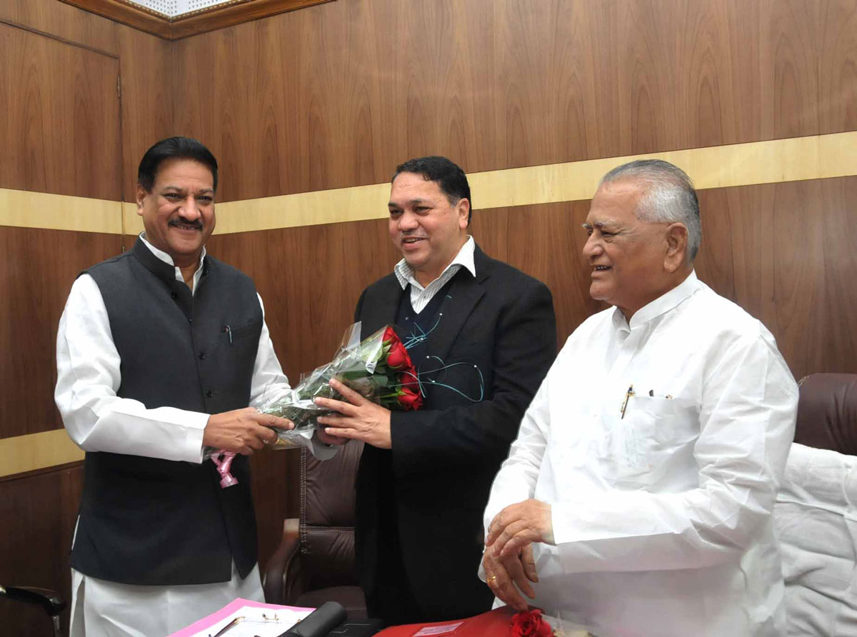 LEADERS AT NAGPUR VIDHAN BHAVAN ON 1ST DAY OF WINTER SESSION.