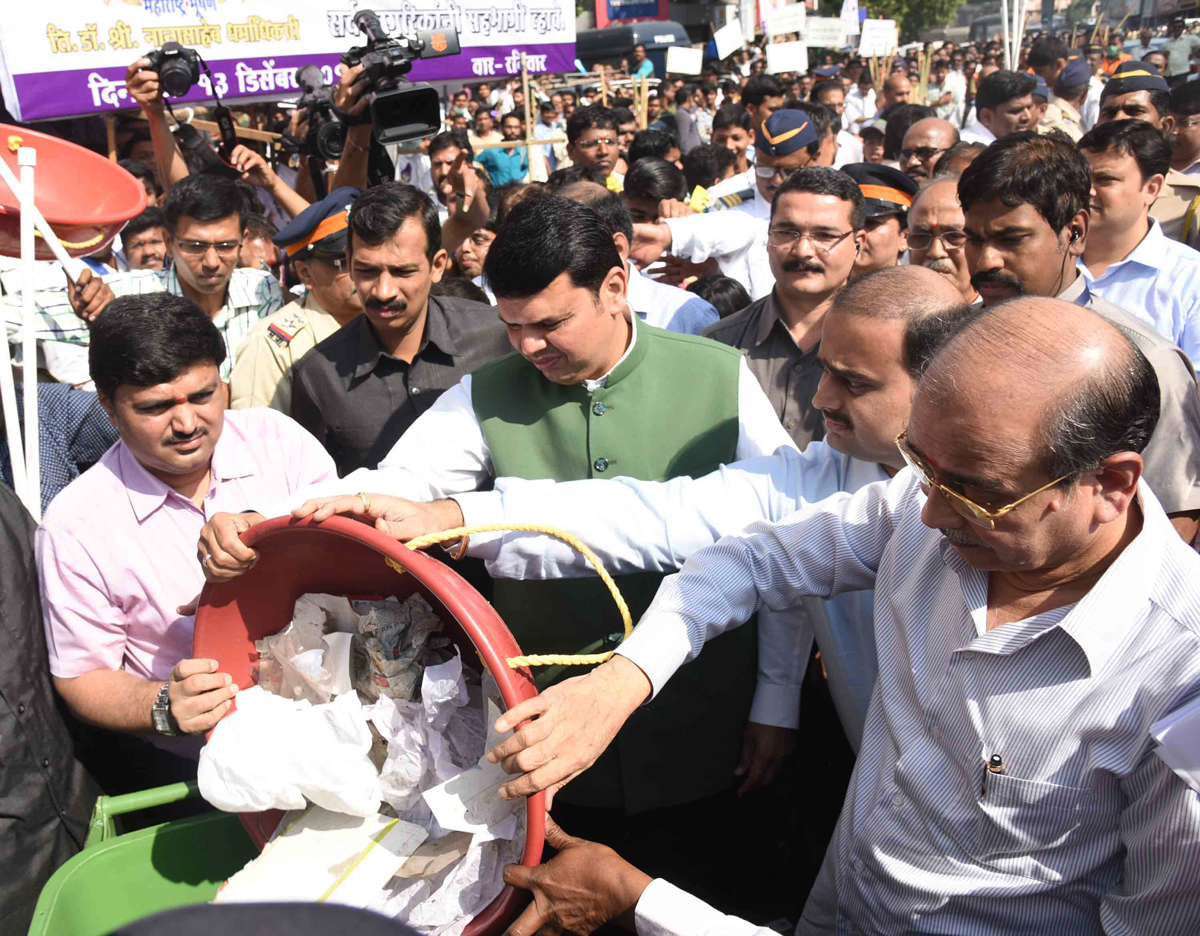 Chief Minister Devendra Fadnavis during Swacchh Bharat Abhiyaan at Crawford Market.