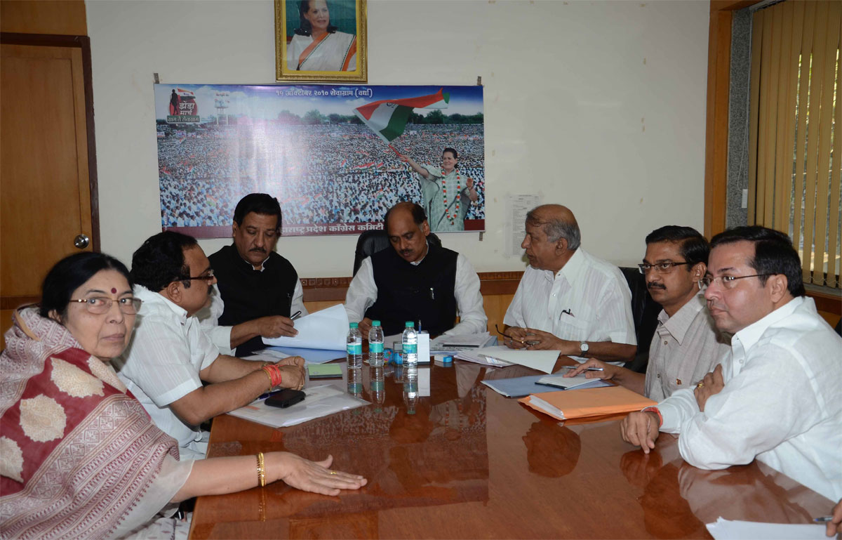 CHIEF MINISTER PRITHVIRAJ CHAVAN & MPCC.MANIKRAO THAKARE AT TILAK BHAVAN DADAR.
