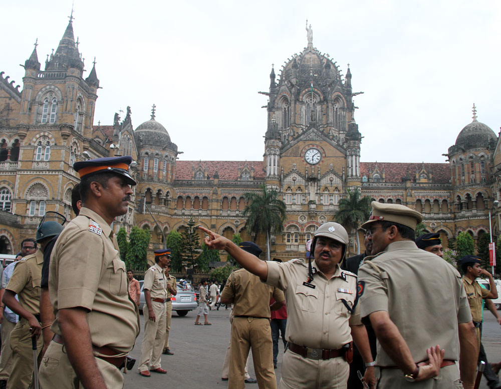MASS PRAYER & PEACEFUL PROTEST AGAINST THE KILLING OF MUSLIMS IN BURMA & ASSAM AT AZAD MAIDAN TURNED INTO RIOTS & VIOLENT.