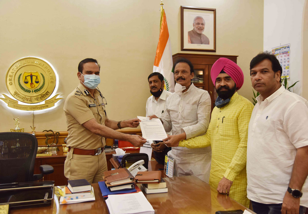 Mumbai Congress President MLA Bhai Jagtap with MRCC Working President Charansingh Sapra Meets Mumbai CP Parambir Singh to File FIR against Arnab Goswami.