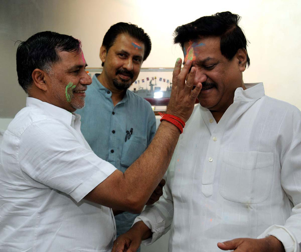 CHIEF MINISTER PRITHVIRAJ CHAVAN  & MUMBAI CONGRESS PRESIDENT KRIPASHANKAR SINGH CELEBRATING HOLI.