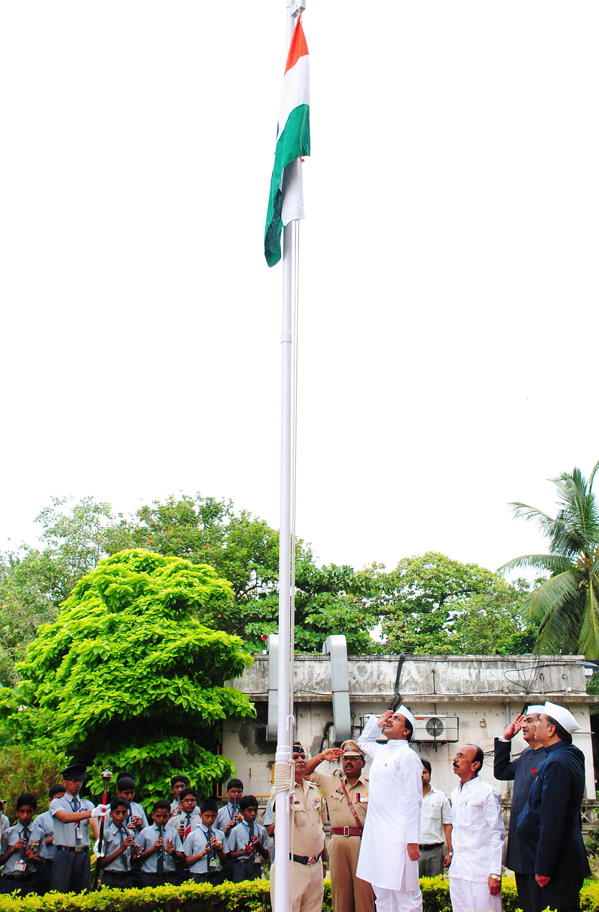 GUARDIAN MINISTER MOHD.ARIF NASIM KHAN CELEBRATING 65th INDEPENDENCE DAY AT BANDRA.