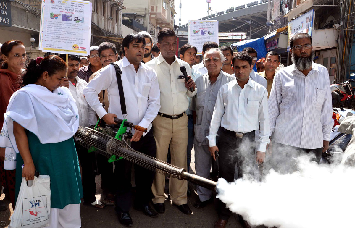 CORPORATER JAVED JUNEJA ORG."स्वच्छता अभियान"-२०१२ TO DEFEND AGAINST DENGUE & MALARIA AT MINARA MASJID AREA.
