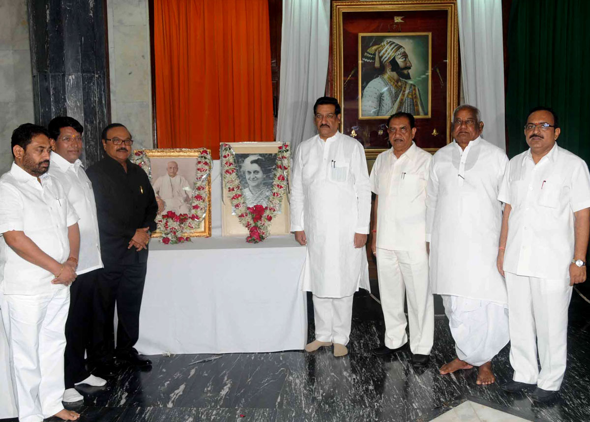 CHIEF MINISTER PRITHVIRAJ CHAVAN AT MANTRALAY PAYING TRIBUTE ON DEATH ANNIVERSARY OF PRIME MINISTER LATE SMT.INDIRA GANDHI & BIRTH ANNIVERSARY OF LATE. SARDAR VALLABHAI PATEL.