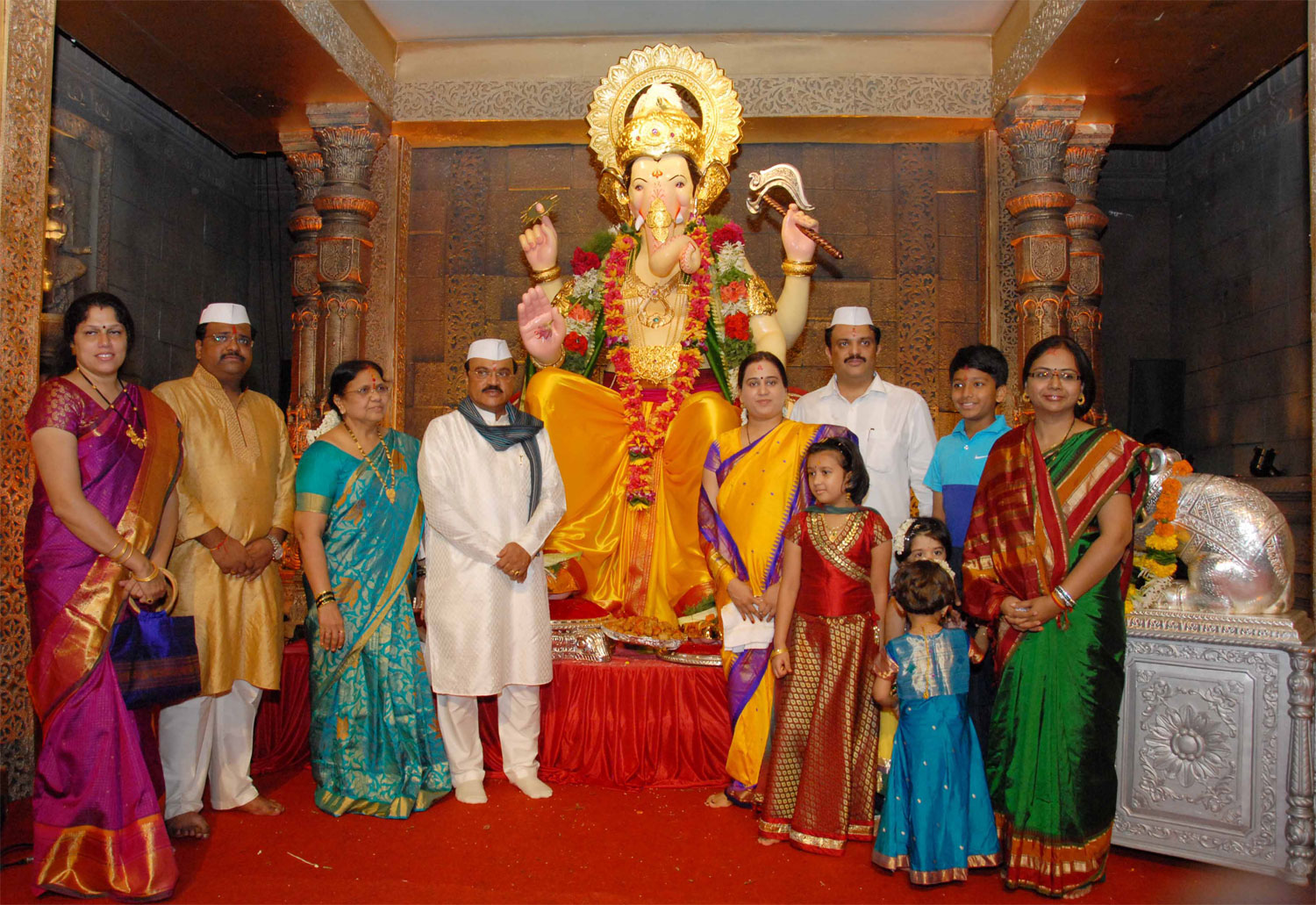 PWD MINISTER CHAGAN BHUJBAL DOING GANESH PUJA AT MAZGAON ANJIRWADI.