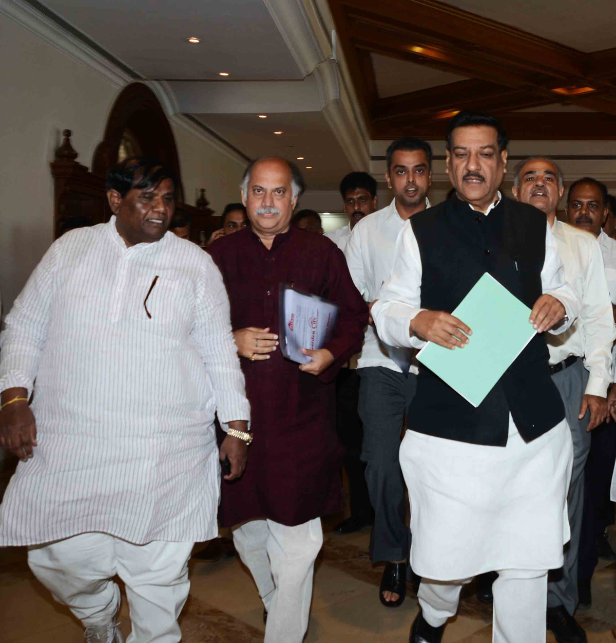 CHIEF MINISTER PRITHVIRAJ CHAVAN & CONGRESS MP's,MLA's & MINISTER's MEETING WITH TRADERS ON ISSUE OF LBT AT SAHYADRI GUEST HOUSE.