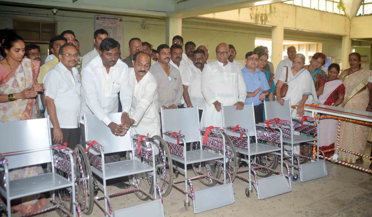 TRIBUTE TO LATE PRIME MINISTER OF INDIA PANDIT JAWAHARLAL NEHRU ON HIS BIRTH ANNIVERSARY AT CHEMBUR BY CONGRESS LEADERS.