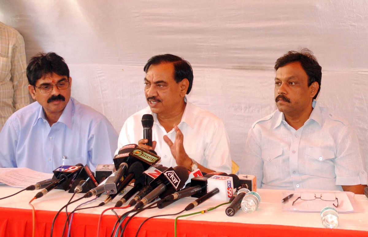 OPPOSITION LEADER EKNATH KHADSE,OPPOSITION LEADER VIDHAN PARISHAD VINOD TAVDE,SHIV SENA& MNS LEADER'S PRESS CONFERENCE B4 RESIDENCE.