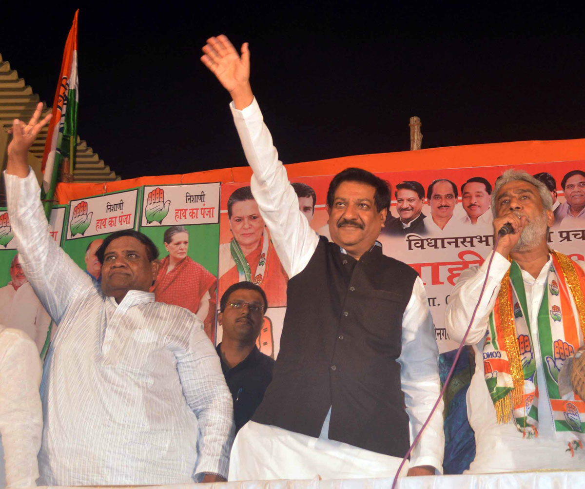 Chief Minister Prithviraj Chavan & Mumbai Congress President Prof.Janardan Chandurkar During Congress Campaign Rally at Mankhurd.