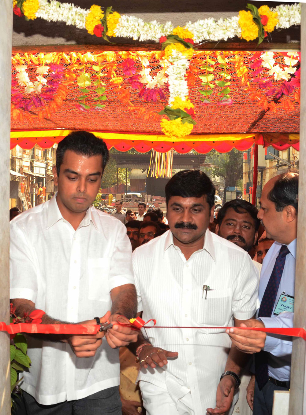 UNION STATE MINISTER MILIND DEORA & STATE MINISTER SACHIN BHAU AHIR AT WORLI BDD CHAWL.