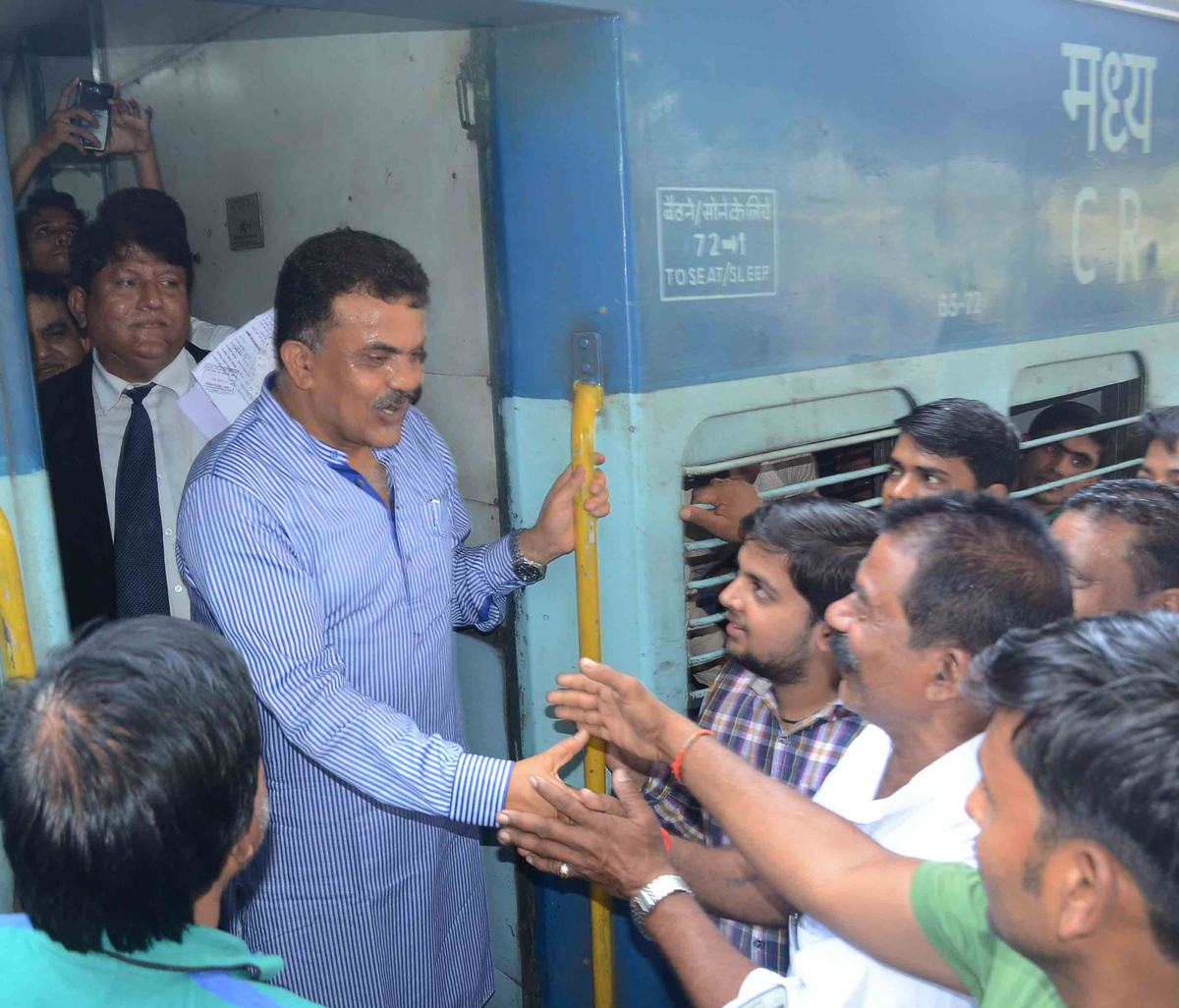 Mumbai Congress President & Ex.MP.Sanjay Nirupam Visited Lokmanya Tilak Terminus.