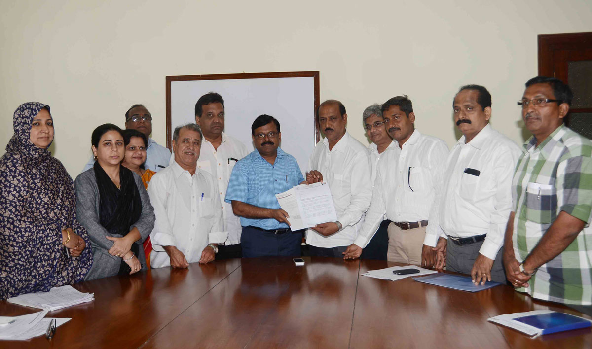South Mumbai Congress Team Meets BEST GM.Jagdish Patil at BEST Bhavan Colaba.