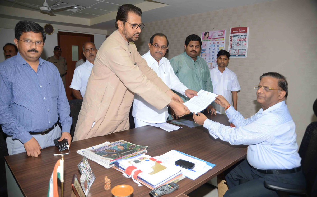 Opp.Leaders Radhakrishna Vikhe Patil Meets Election Commissioner J.S.Saharia at New Administrative Building Opp.Mantralaya.