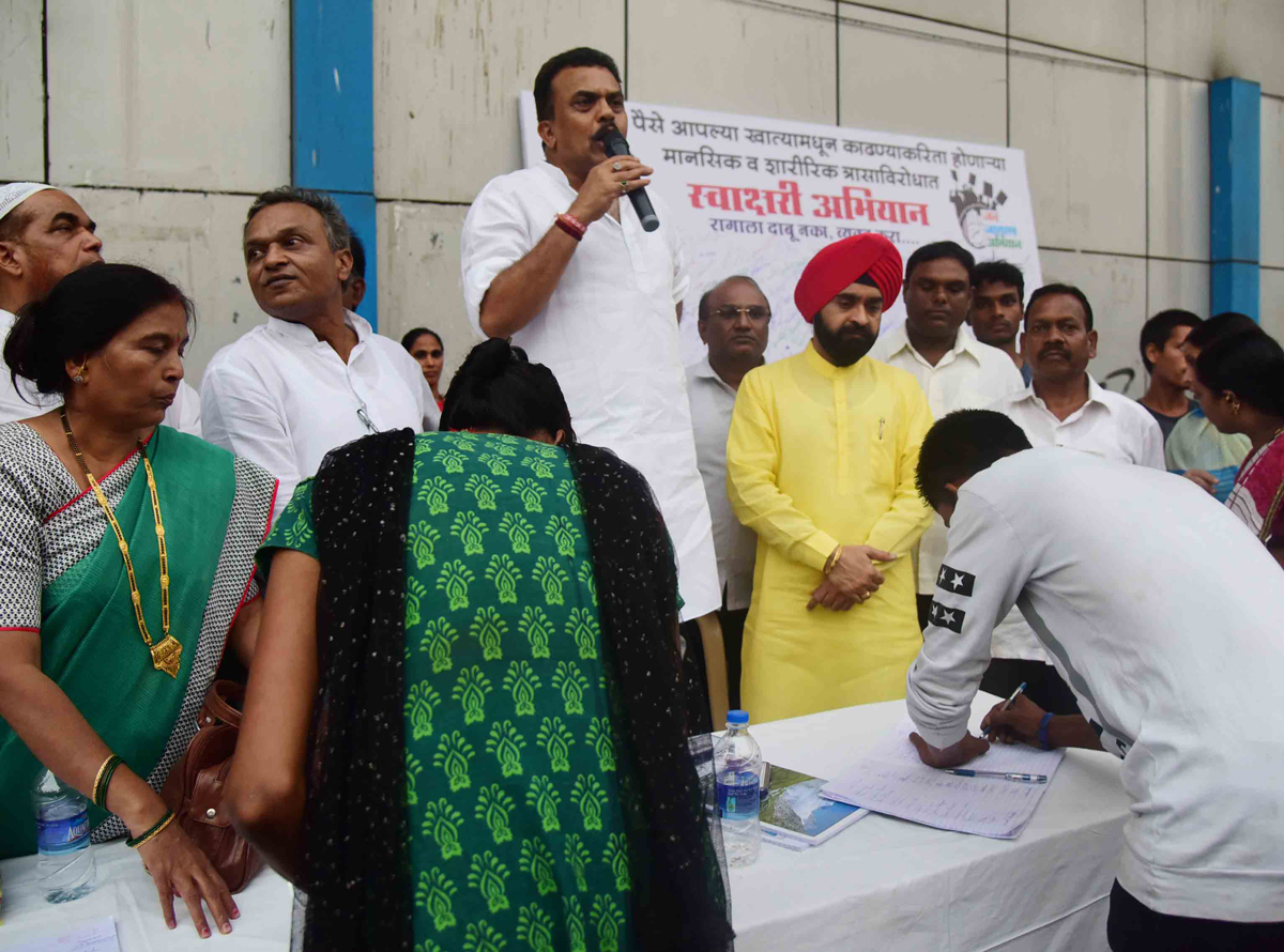 Mumbai Congress Signature Campaign Against Demonitization at Churchgate Railway Station.