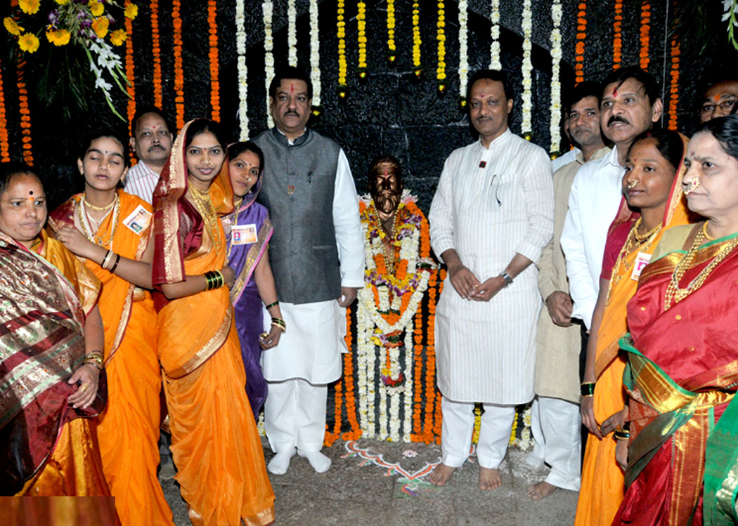 CHIEF MINISTER PRITHVIRAJ CHAVAN & DY CHIEF MINISTER AJIT DADA PAWAR AT SHIVNERI TO CELEBRATE CHHATRPATI SHIVAJI MAHARAJ JAYANTI.