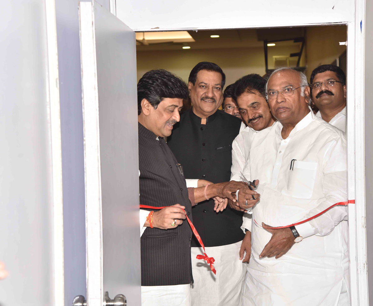 MPCC Leaders Meeting at Tilak Bhavan Book Release of MODI-100 Mistake,War Room & Socail Media Room Inauguration in Presence of AICC Leaders.
