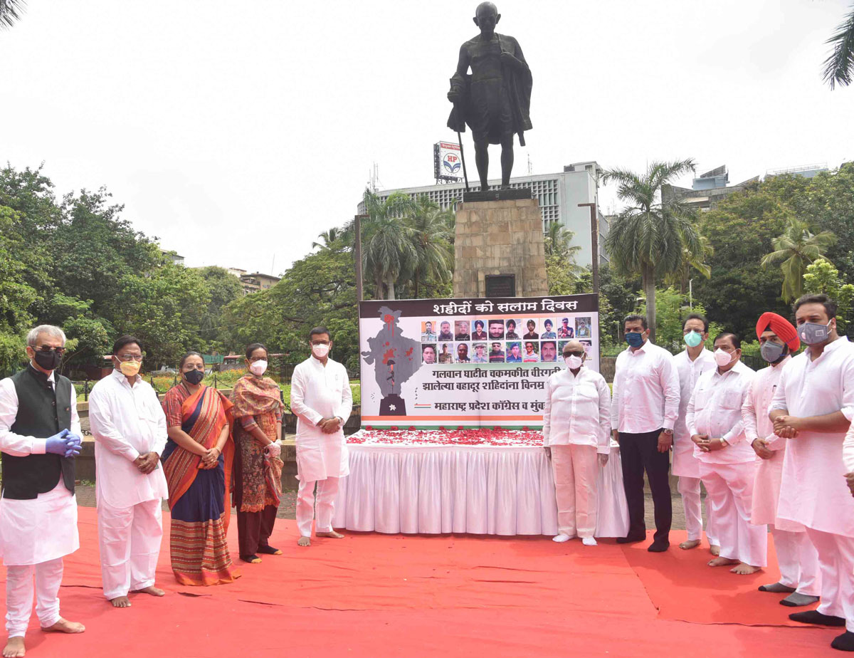 Shahido Ko Salaam Din by Congress Leaders at Gandhi Statue near Mantralaya.