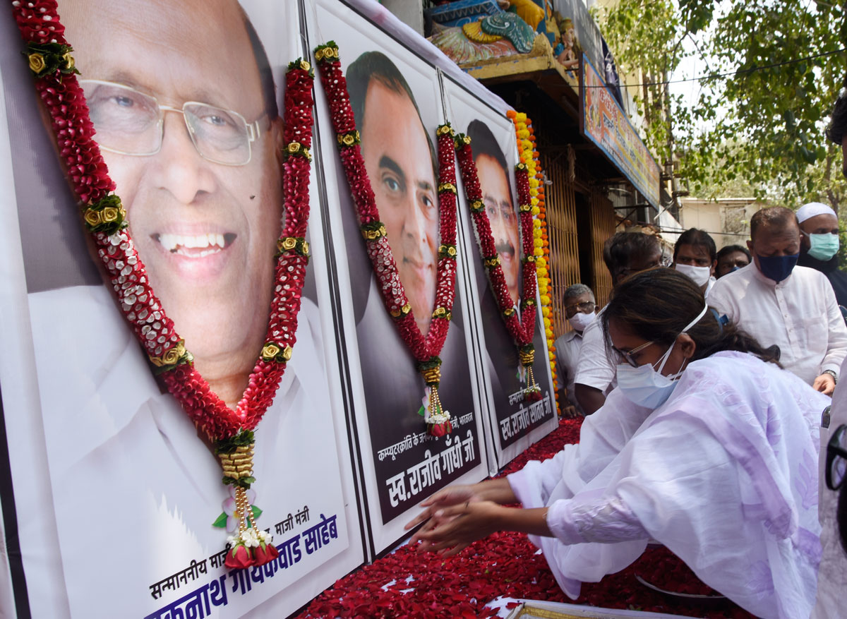 Education Minister Varshatai Gaikwad Paying Tribute to Bharat Ratna  Former Prime Minister Rajiv Gandhi on his Death Anniversary.