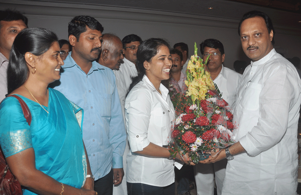 MIN.AJIT DADA FELICITATES ASHWINI SAWANT AT SAHAYADRI GUEST HOUSE.