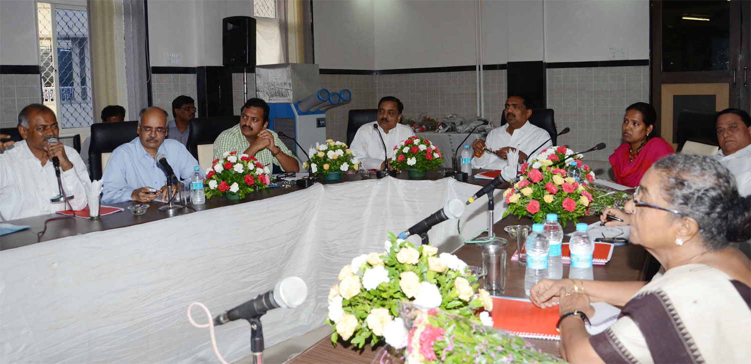 MINISTER JAYANT PATIL, MINISTER VARSHA GAIKWAD & ALL PARTY MLA MEETING AT J J HOSPITAL.