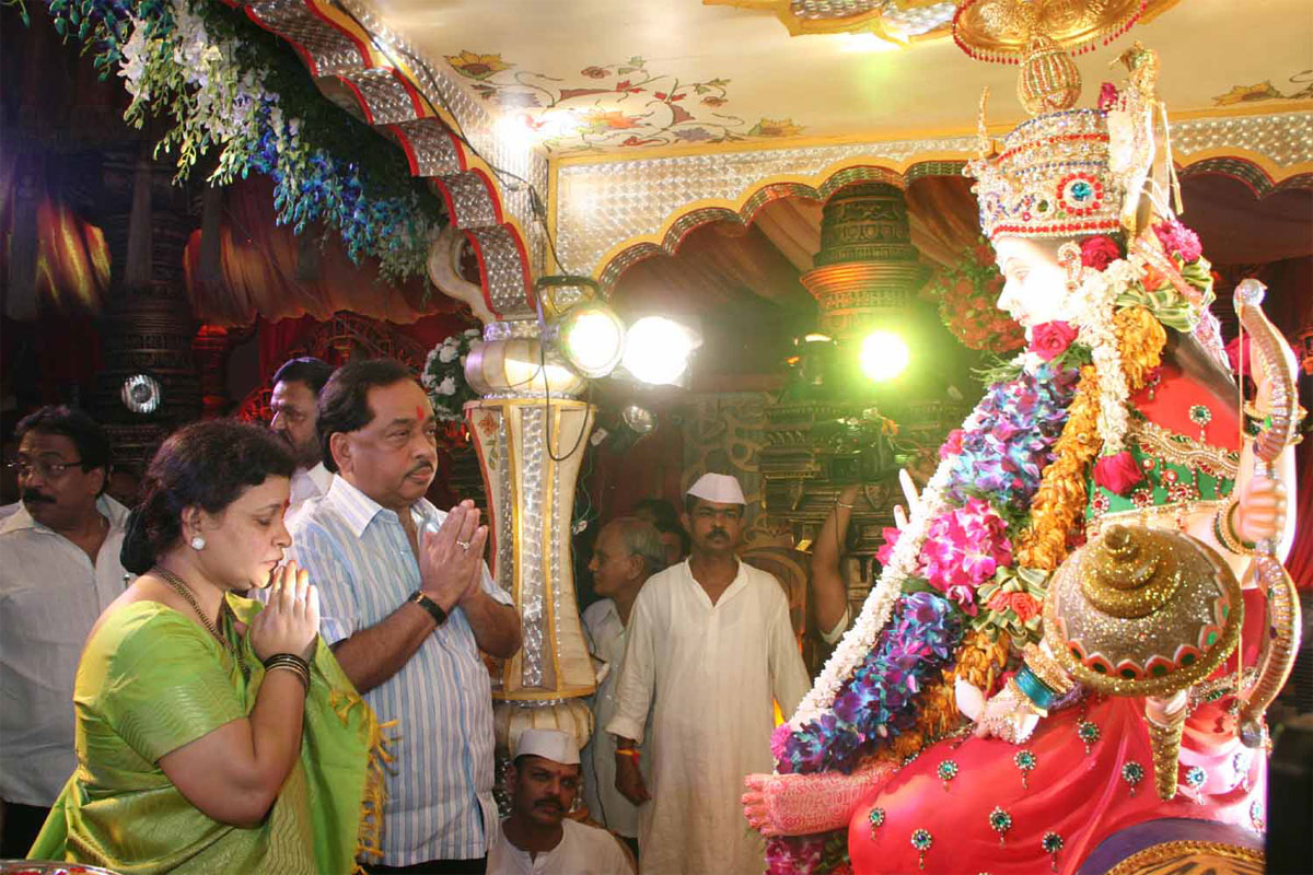 MINISTER NARAYANRAO RANE WITH WIFE SMT.NILAMTAI RANE FOR DEVI DARSHAN AT THANE.