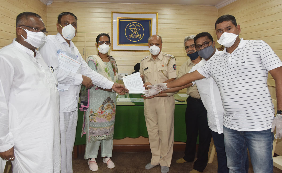 Minister Varsha Gaikwad with Delegation at Dharavi Police Station.