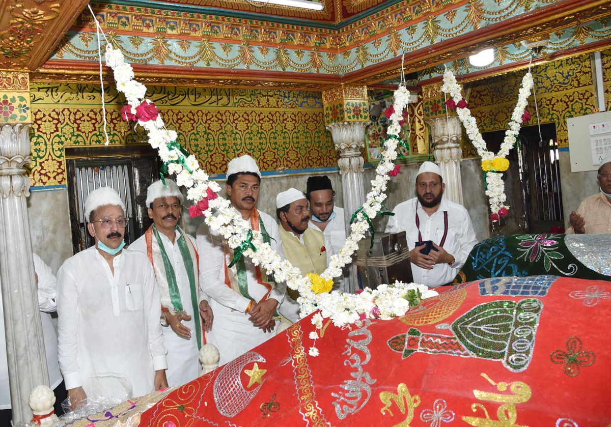Newly Appointed MPCC President Nana Patole with Team taking Blessing at Mahim Dargha.