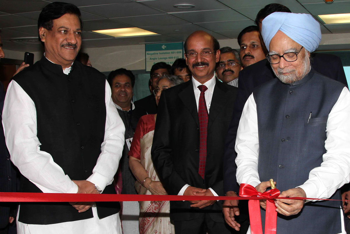 PRIME MINISTER MANMOHAN SINGH IN MUMBAI AT AIRPORT & ASIAN HEART INSTITUTE AT BKC.