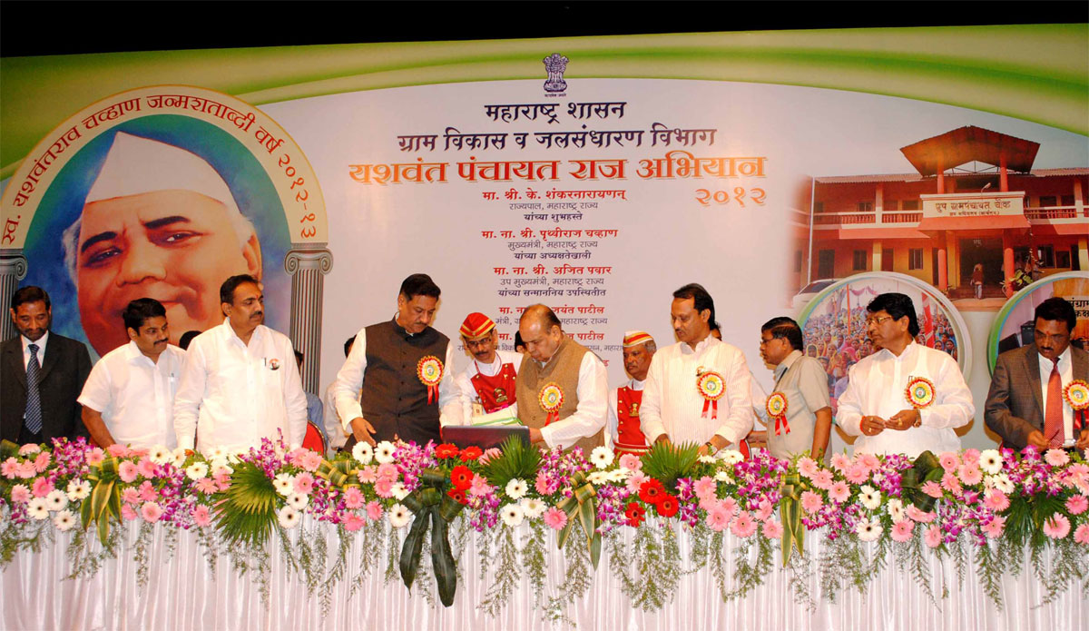 MAHARASHTRA GOVERNOR K.SHANKARNARAYANAN, CHIEF MINISTER PRITHVIRAJ CHAVAN,DY.CHIEF MINISTER AJITDADA PAWAR AT RAVINDRA NATYA MANDIR.