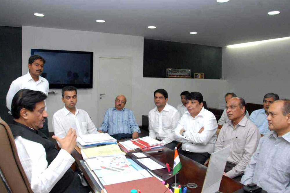 UNION MINISTER OF STATE MILIND DEORA LEADS DIAMOND TRADERS OF MUMBAI TO THE MEETS CHIEF MINISTER PRITHVIRAJ CHAVAN AT VARSHA BUNGALOW.