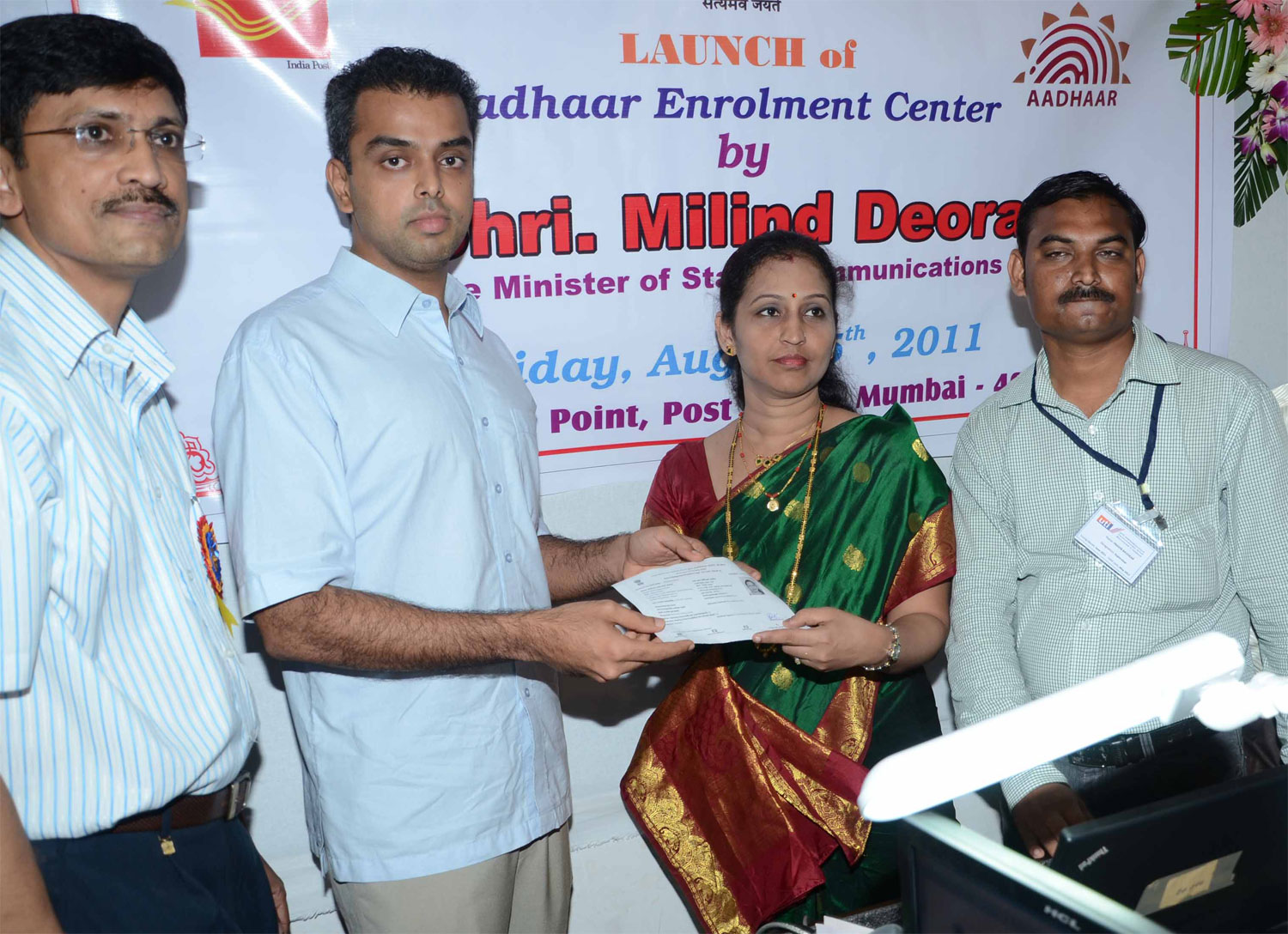 MOS FOR COMMUNICATION & I.T.MINISTER MILIND DEORA LAUNCHING "AADHAR ENROLMENT CENTER AT NARIMAN POINT POST OFFICE IN MUMBAI