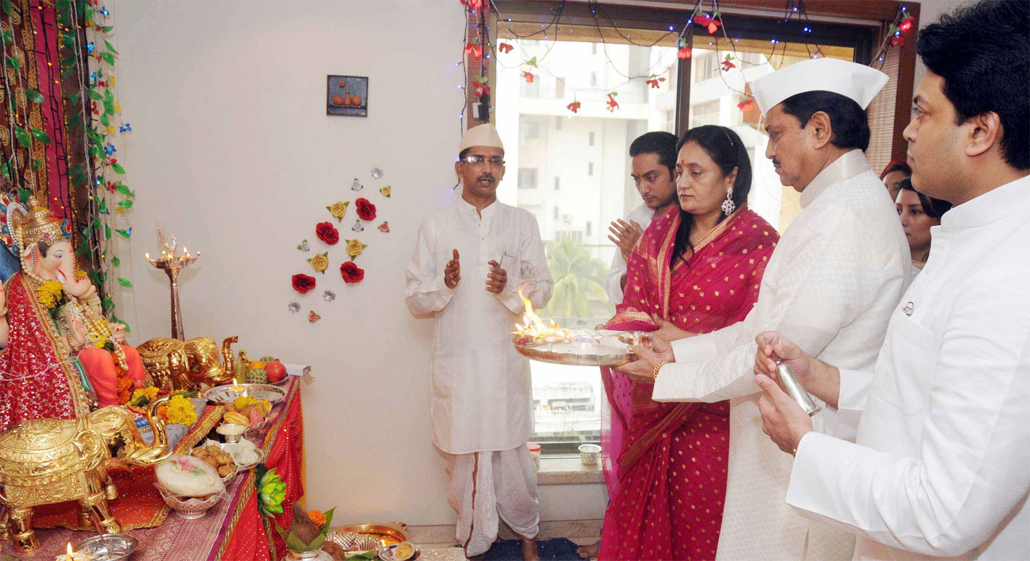 UNION MINISTER VILASRAO DESHMUKH DOING GANSH PUJA AT PURNA THEIR RESIDENCE IN MUMBAI