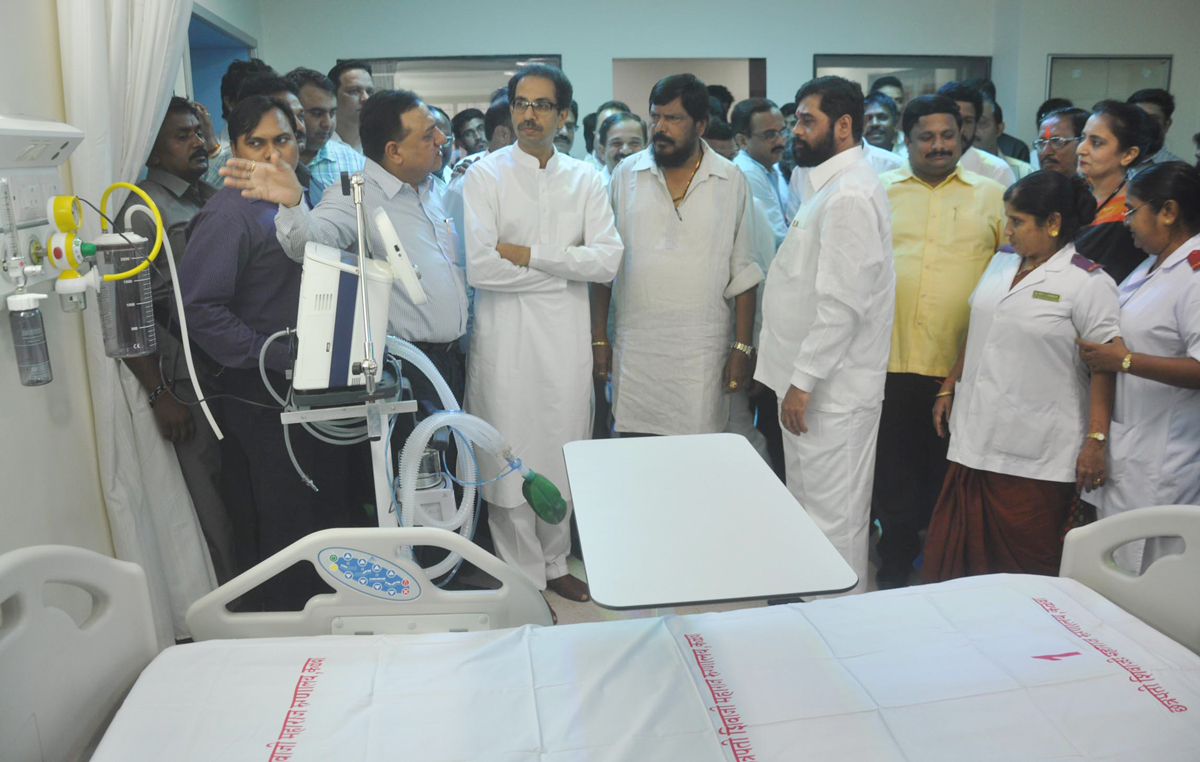 SHIVSENA PRESIDENT UDHAV THAKRE & RPI PRESIDENT RAMDAS ATHAWALE IN CHATRAPATI SHIVAJI HOSPITAL AT THANE.
