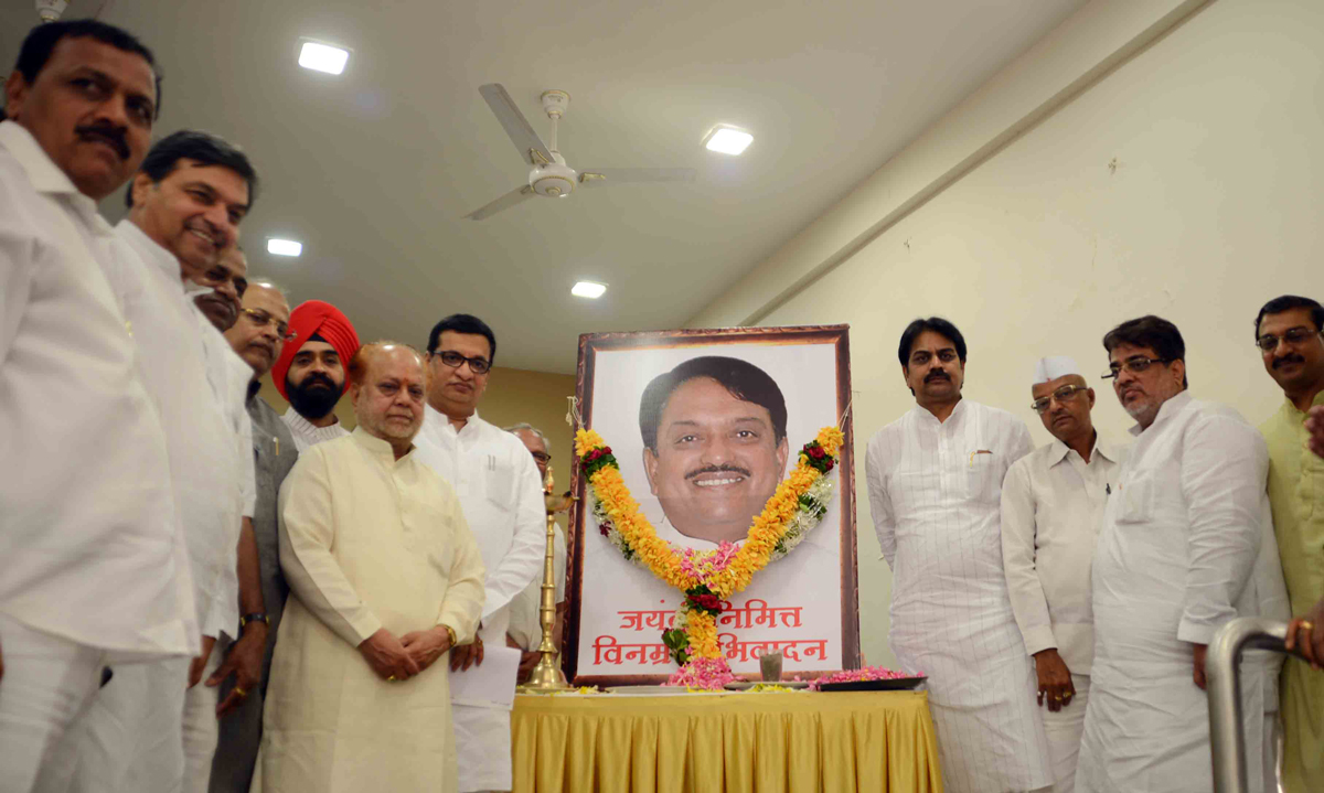 TRIBUTE TO LATE EX.CHIEF MINISTER & EX UNION MINISTER VILASRAO DESHMUKH ON HIS BIRTH ANNIVESARY BY MPCC IN MUMBAI.