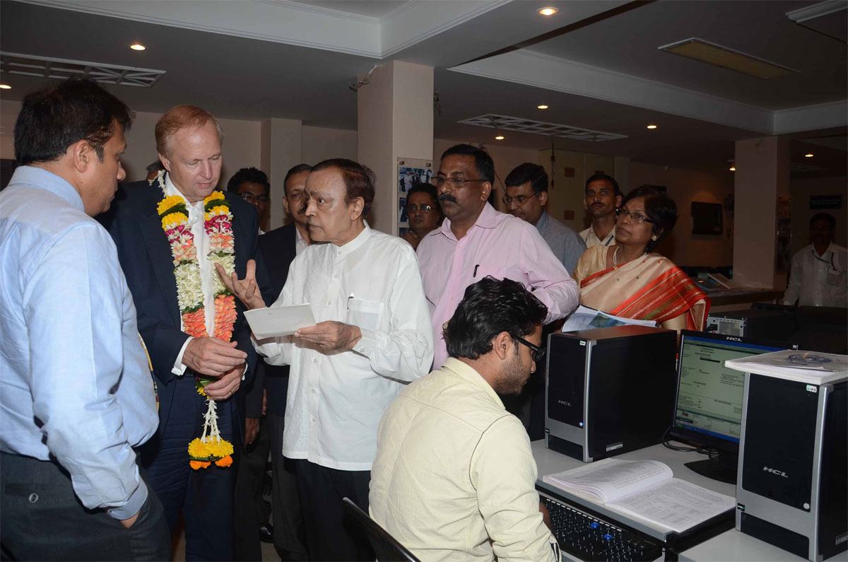 M.P.& EX.UNION MINISTER MURLI DEORA & ROBERT DUDLEL CEO OF BRITISH PETROLEUM AT BHARTIY VIDYA BHAVAN BHAVANS COLLEGE.