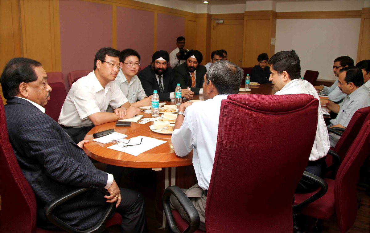 SHONG DONG LINGLONG TIER COMPANY OF CHINA DELEGATION MEETS MINISTER NARAYANRAO RANE AT MANTRALAYA.