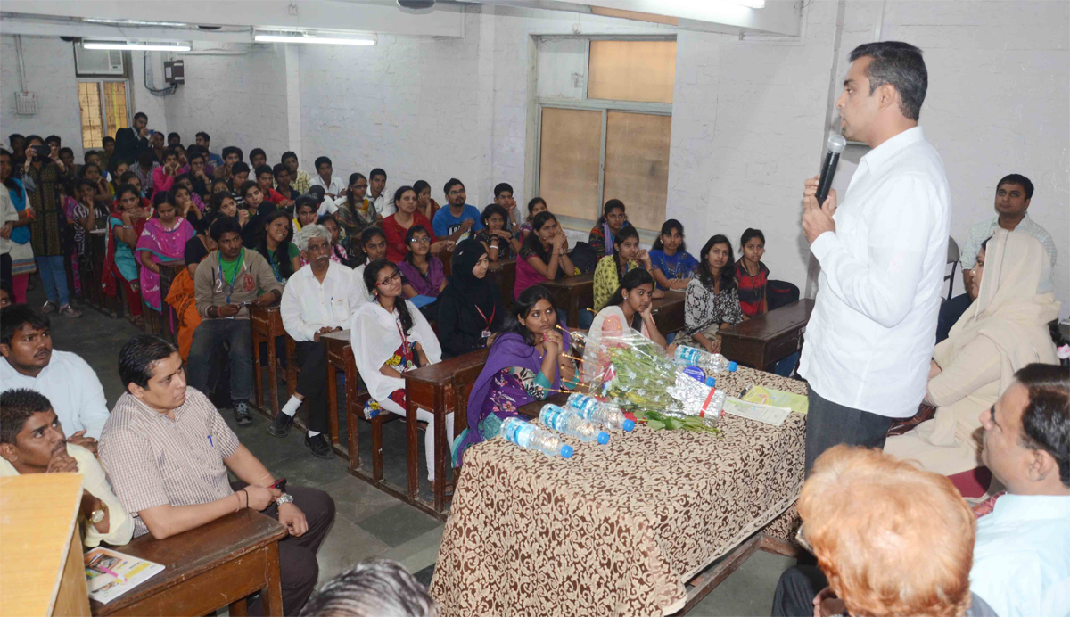 Union Minister Of State & .MP Milind Deora Interaction With Bharat College Students at Khetwadi.