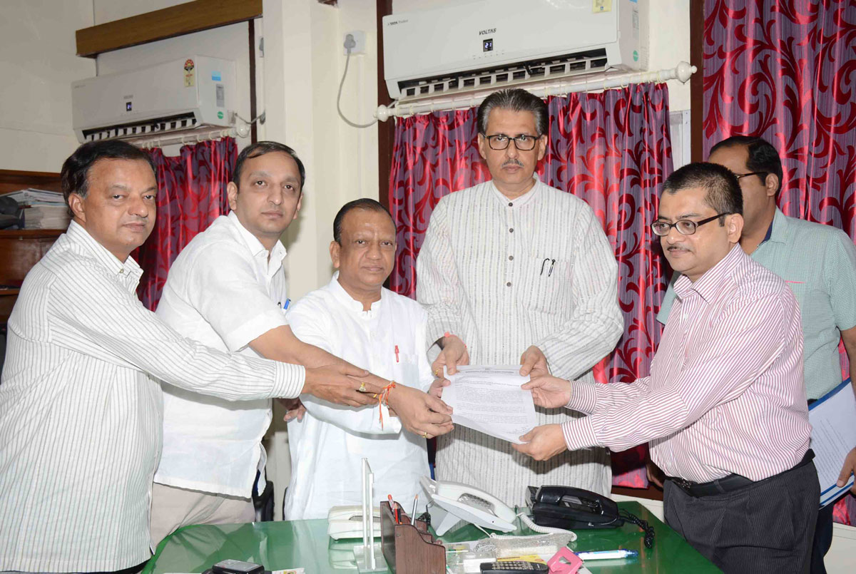 MPCC Delegation Meets Chief Electoral Officer Nitin Gadre at Mantralay.
