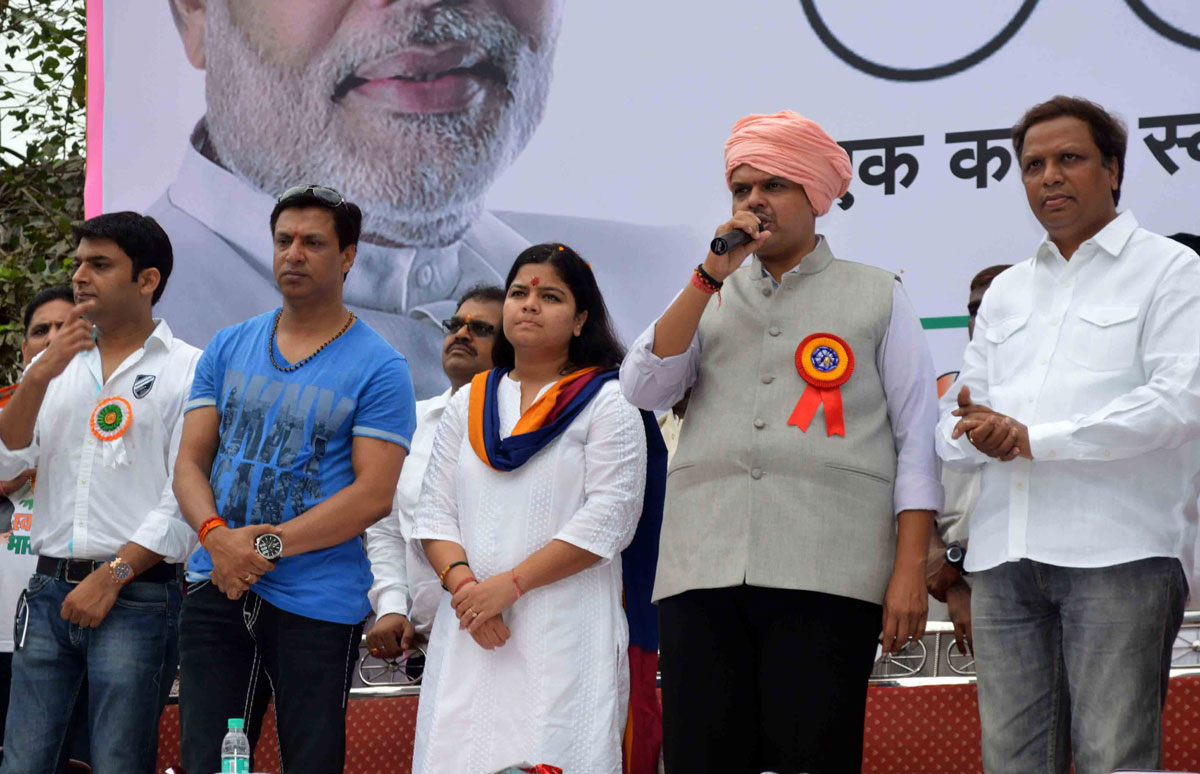 Chief Minister Devendra Fadnavis & MP Poonam Mahajan During "Swacchta Mission" at Khar.