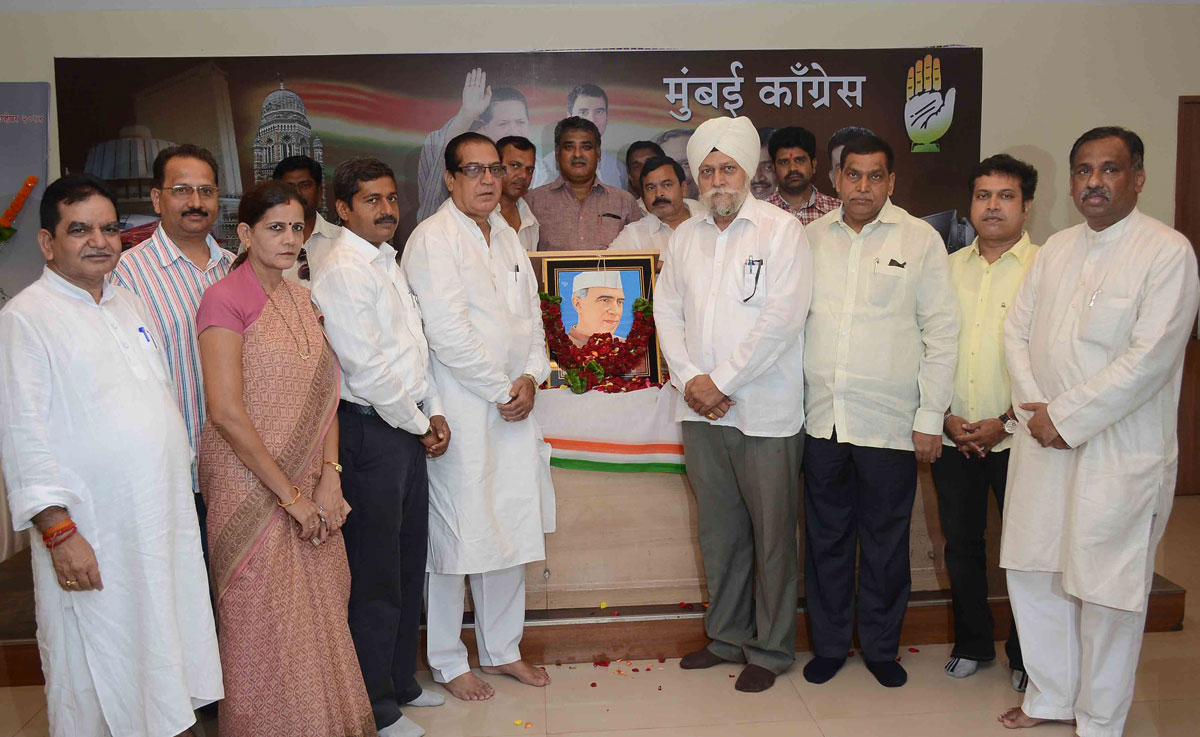 Mumbai Congress Leader's Paying Tribute to Late.Prime Minister Of India Pandit Jawaharlal Nehru on His Death Anniversary at Rajiv Gandhi Bhavan.