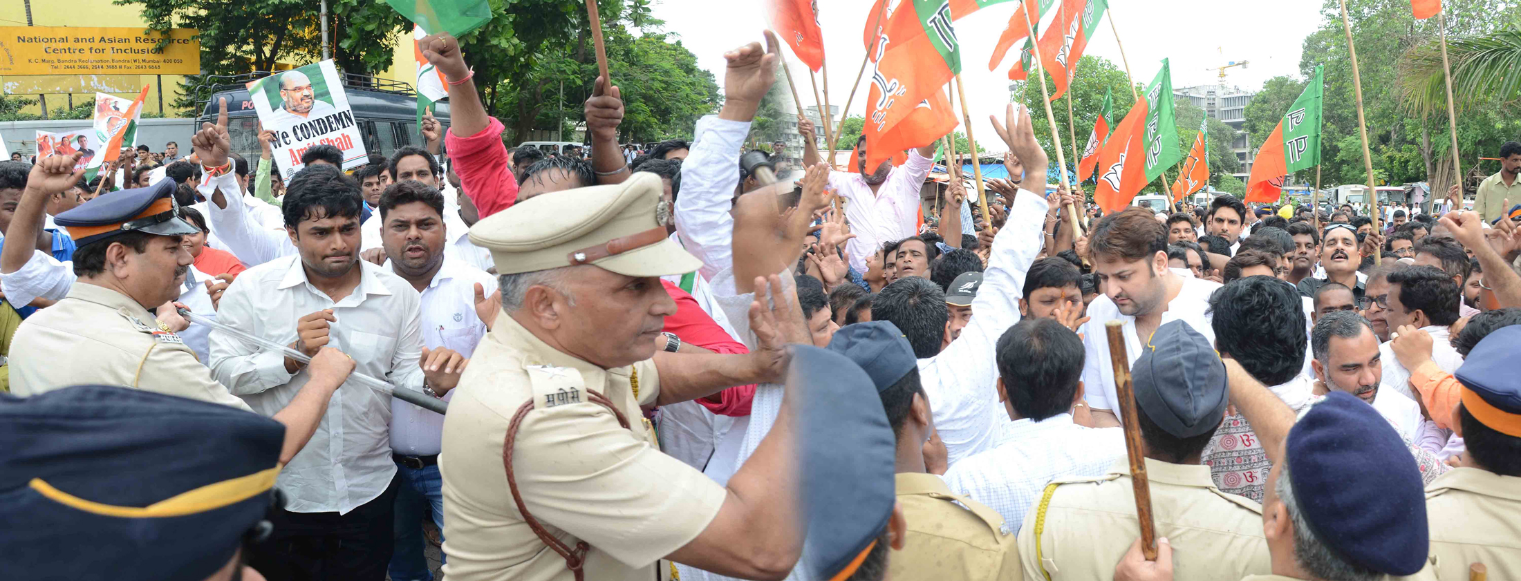 Mumbai Mahila Congress, Mumbai Pradesh Youth Congress and Mumbai NSUI have jointly Organised a Massive Morcha against BJP Sarkar  near Rangsharda, Bandra West.