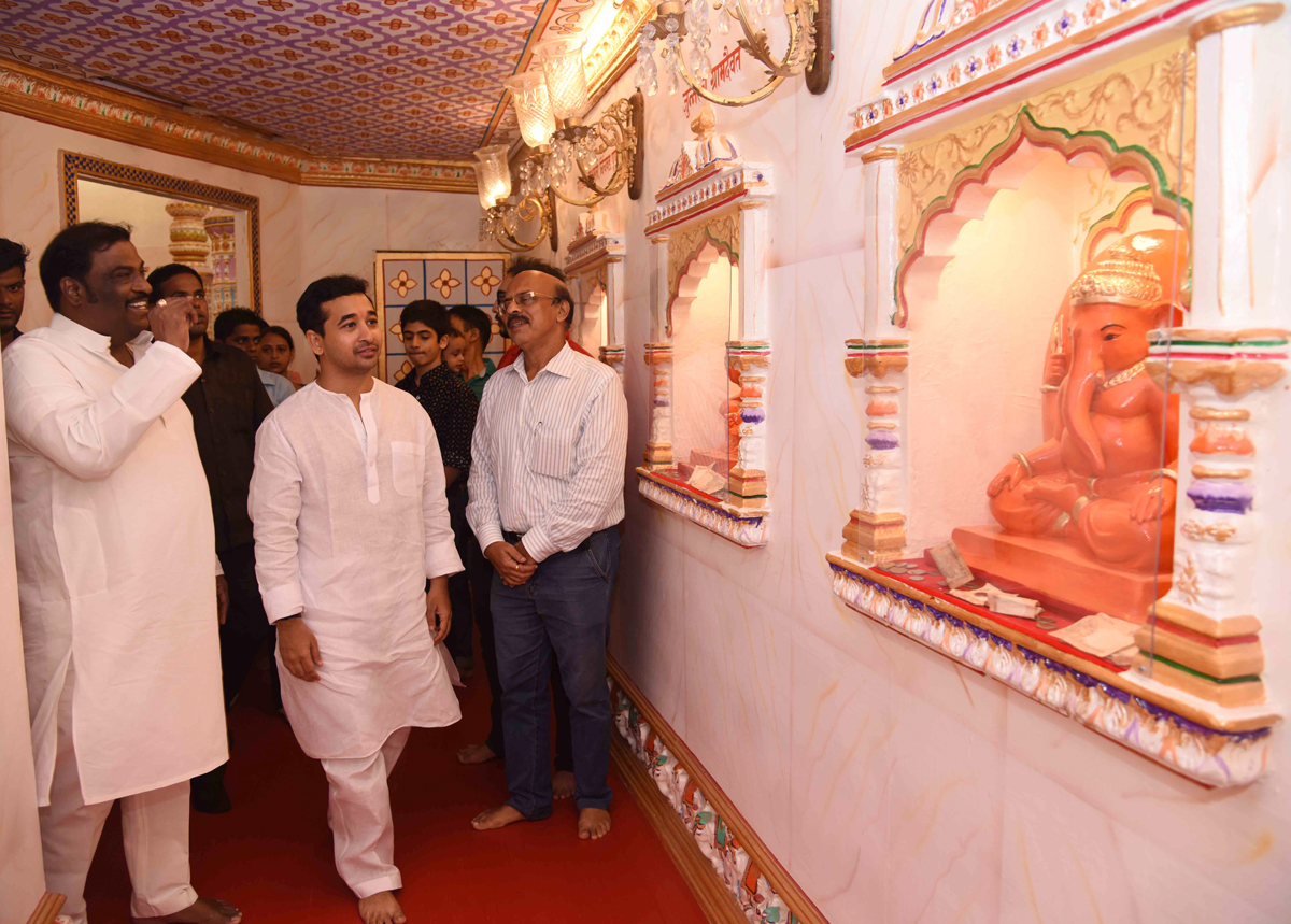 Swabhimaan Sanghatana President & MLA Nitesh Narayanrao Rane for Ganesh Darshan at "Fort cha Raja Ganesh Mandal".