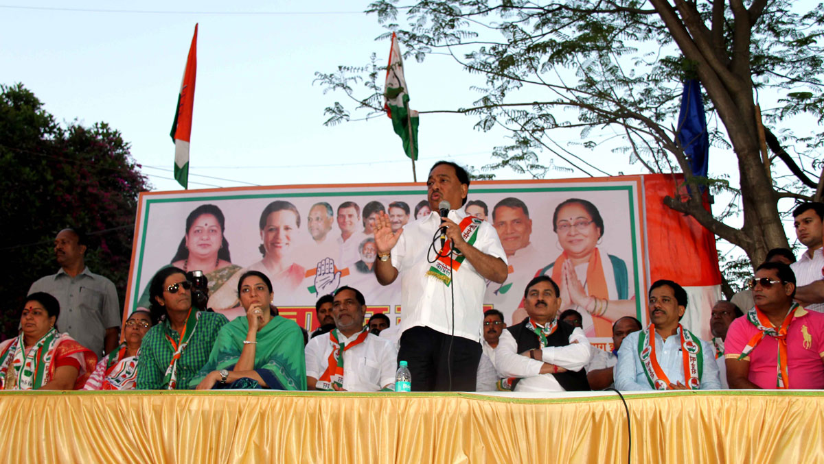 UNION STATE MINISTER BHARAT SOLANKI, MINISTER NARAYANRAO RANE,MRCC PRESIDENT KRIPASHANKAR SINGH,M.P.PRIYA DUTT AT SANTACRUZ.
