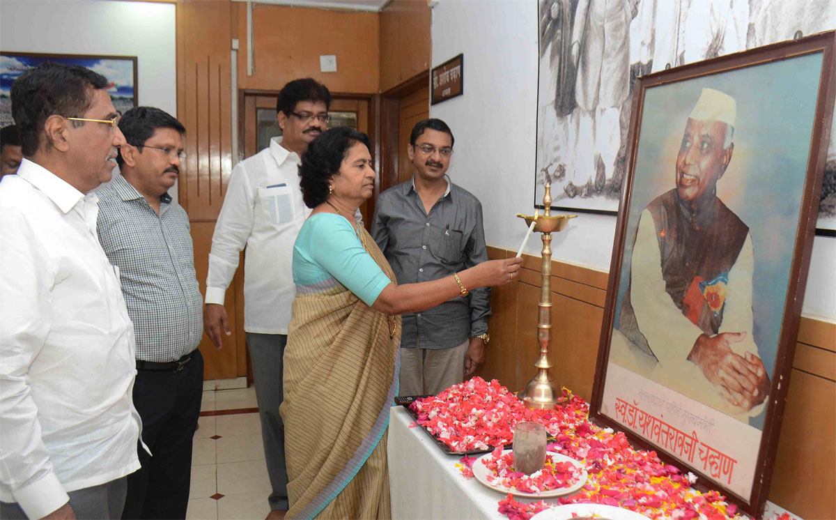MPCC Leaders Paying Homage to Former Chief Minister Late Yashwantrao Chavan on his Death Anniversary at Dadar Tilak Bhavan.